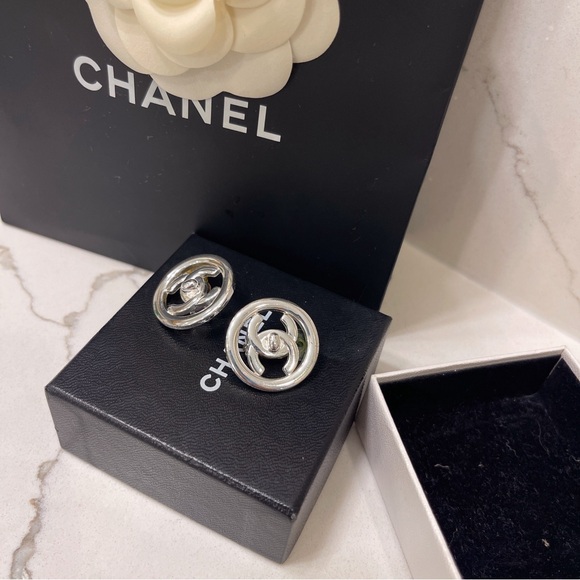 Authentic Chanel clip on turnlock earrings silver - Picture 2 of 6